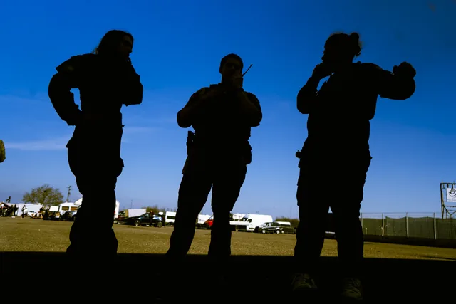 Tre operatori in controluce